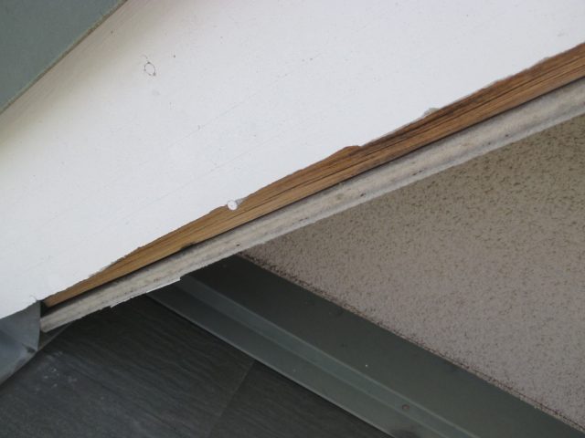 小野市の落下した破風板